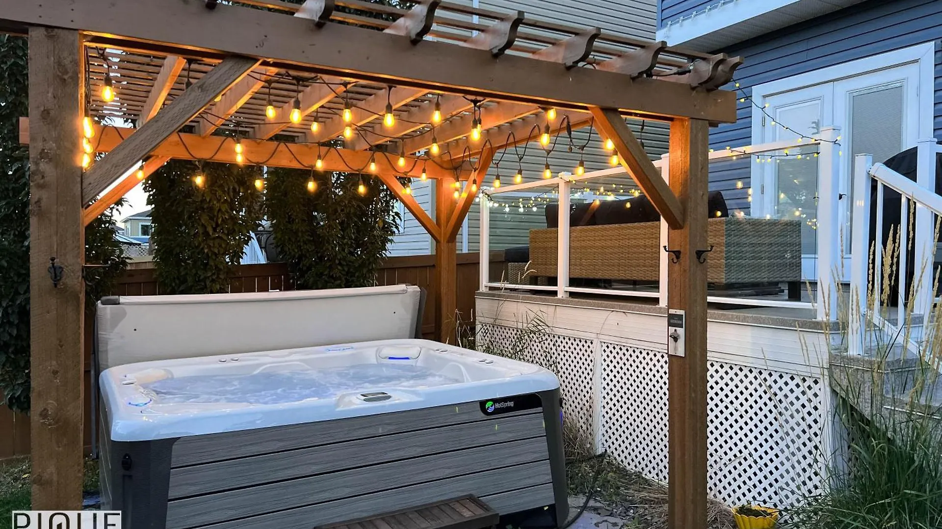 Stunning 2 BDRM YEG Suite, EIA Airport, WiFi! Edmonton Apartment