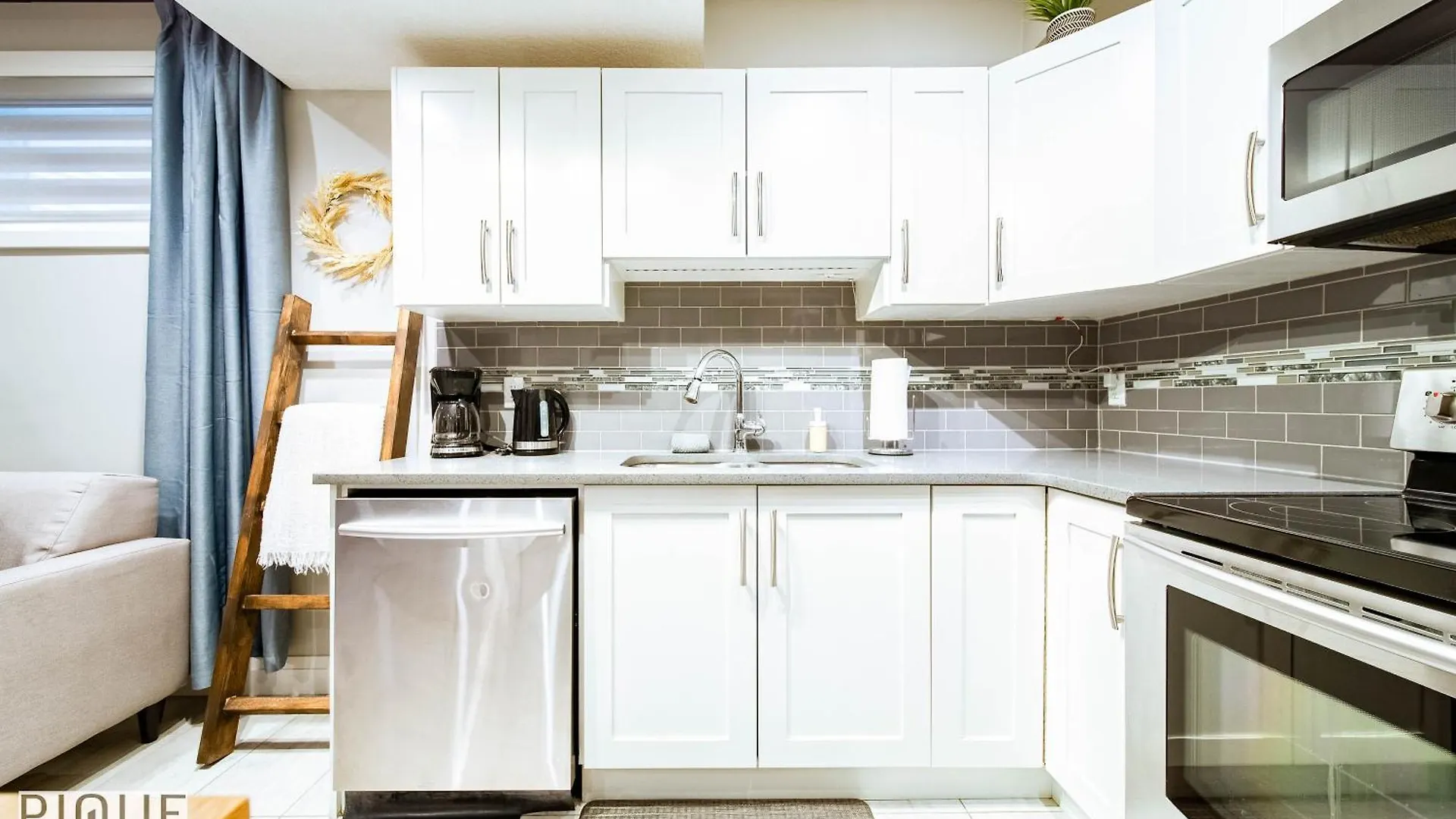 Stunning 2 BDRM YEG Suite, EIA Airport, WiFi! Edmonton 0*,  Kanada