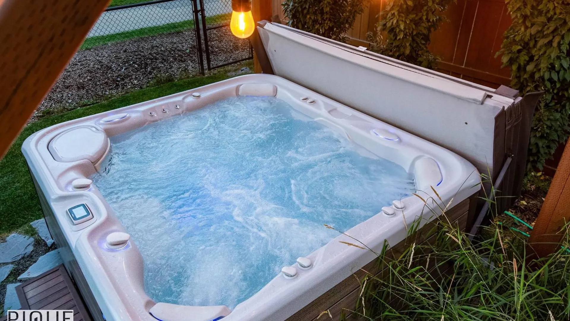 Chic Retreat With Hot Tub - King Bed - Fireplace - Wem Edmonton Kanada