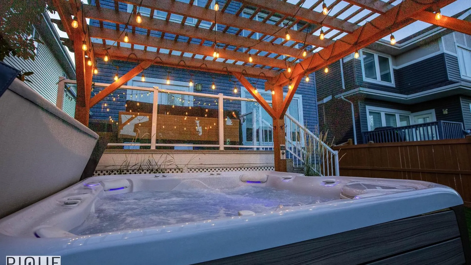 Chic Retreat With Hot Tub - King Bed - Fireplace - Wem Edmonton Kanada