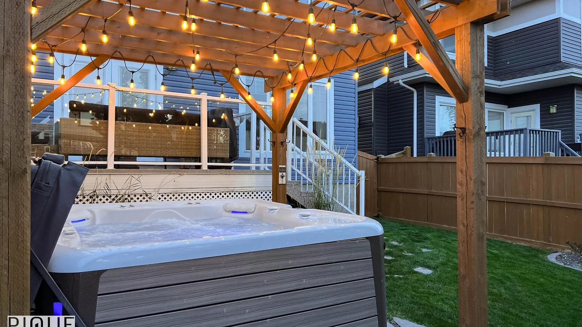 Chic Retreat With Hot Tub - King Bed - Fireplace - Wem Edmonton Apartman