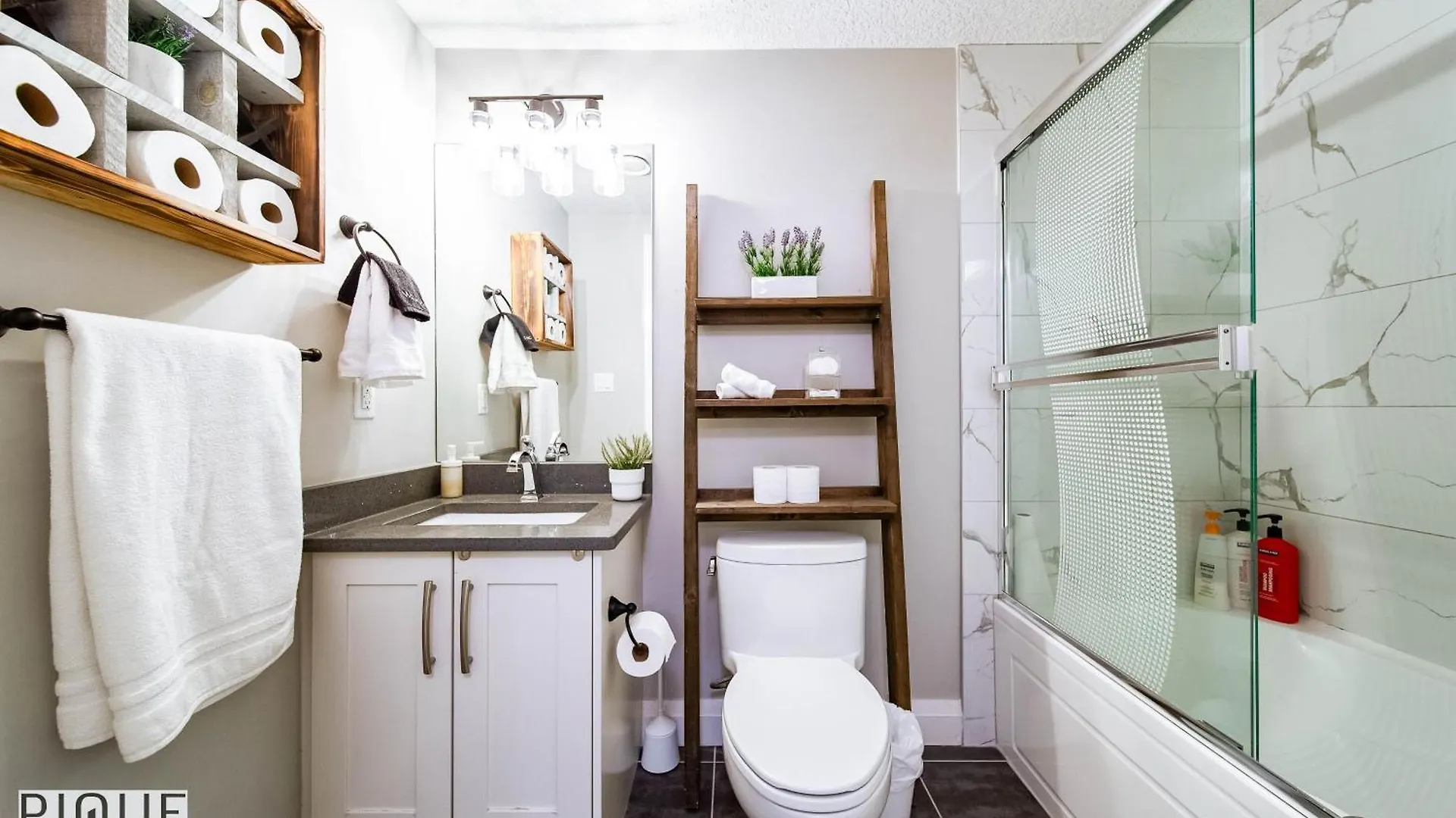 Chic Retreat With Hot Tub - King Bed - Fireplace - Wem Edmonton Apartman